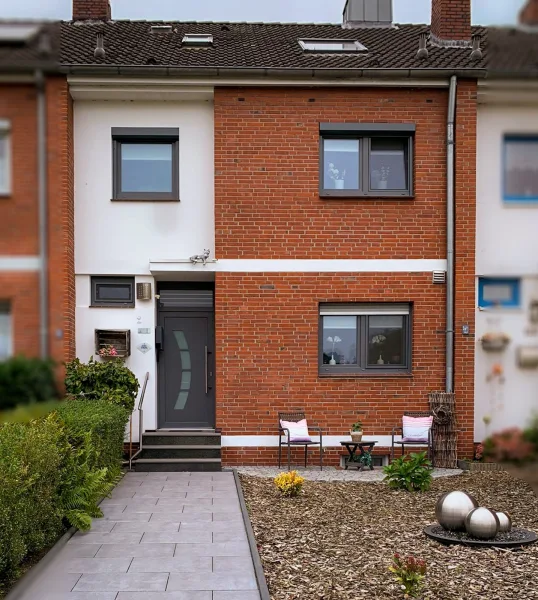 Ansicht Eingang - Haus kaufen in Wilhelmshaven - Sehr gepflegtes Reihenmittelhaus mit Pool und überdachter Terrasse