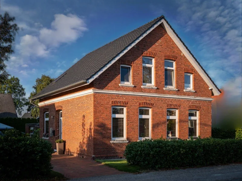 Straßenansicht - Haus kaufen in Apen - Charmantes Einfamilienhaus mit Garage auf großem Grundstück