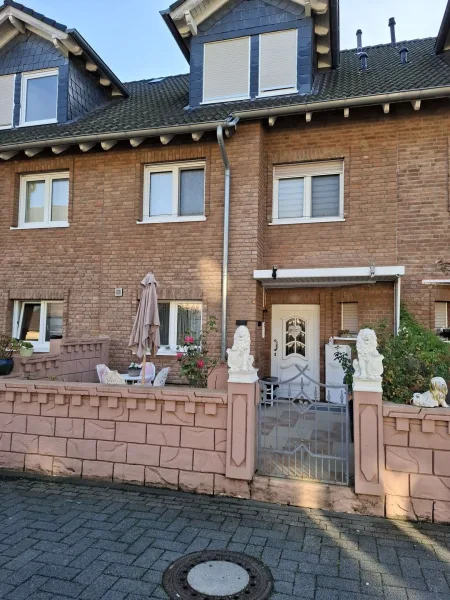 Außenansicht Vorderseite - Haus kaufen in Köln - Familienfreundlich und zentral - Wohnen im Kölner-Norden