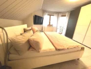 Schlafzimmer mit Balkon im DG