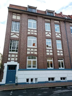 Ansicht Straße - Wohnung kaufen in Emden - Stilvolle Altbauwohnung mit hohen Decken und Balkon 