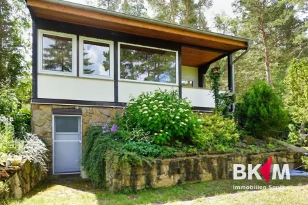 Blick auf das einladende Ferienhaus - Haus kaufen in Drei Gleichen - Naturverbundenheit trifft Stil: Ihr perfektes Freizeitdomizil