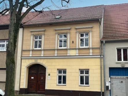 Außenansicht - Haus kaufen in Mittenwalde - Saniertes Reihenmittelhaus im Herzen von Mittenwalde