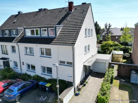   - Haus kaufen in Köln-Dellbrück - Wohn-Geschäftshaus, 3 WE, Arztpraxis, Garten, Stellplätze, 2 Garagen, Soll-Miete p.a. 48.000 € ...