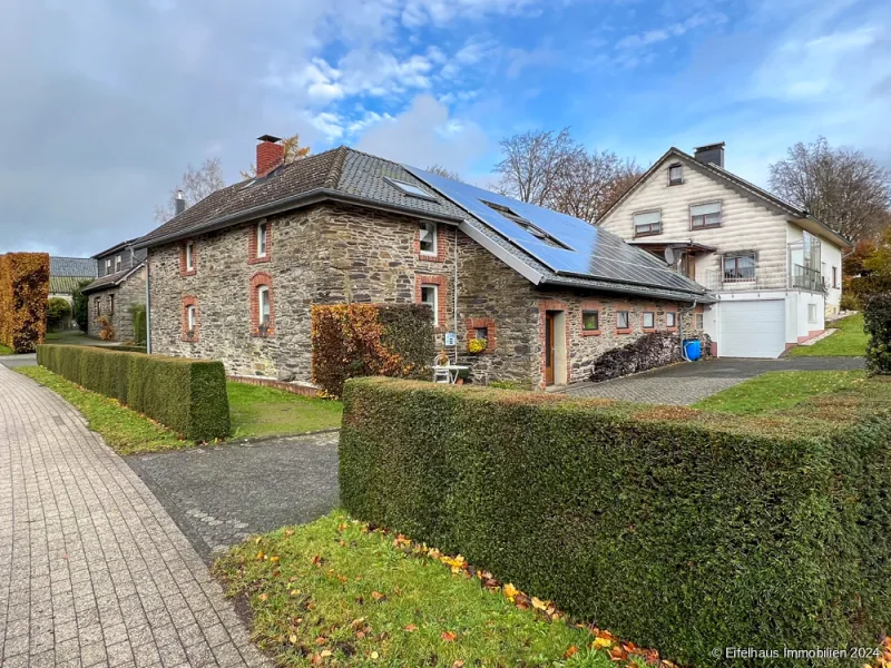  - Haus kaufen in Monschau / Kalterherberg - Ihr neues Zuhause: Zwei Gebäude, 3.315 m² Grundstück, Garagen, Photovoltaik - top Lage Nähe Monschau