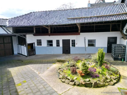  - Haus kaufen in Nettersheim-Bouderath - Vierkanthof, ideal als Außenlager, mehrere Wohnungen, 600 m² Wohn-Nutzfläche, Pachtland möglich ...