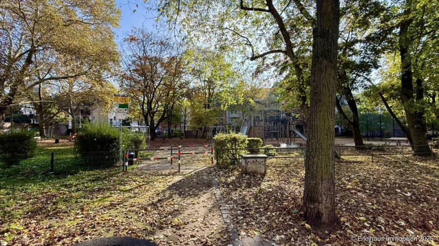 Unmittelbar vor der Haustüre: kleiner Park mit altem Baumbestand