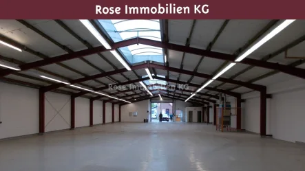 Halle - Halle/Lager/Produktion mieten in Espelkamp - ROSE IMMOBILIEN KG: Lagerhalle mit großem Rolltor im Industriegebiet Espelkamp!