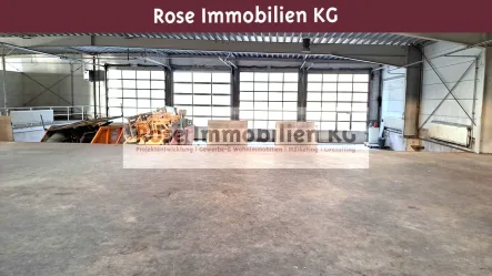 innenliegende Rampe - Halle/Lager/Produktion mieten in Minden - ROSE IMMOBILIEN KG: Lager-/Produktion mit 8 Sektionaltoren in Minden Nord zu vermieten!