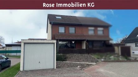 Außenansicht mit Balken - Haus kaufen in Minden - Bezahlbare Doppelhaushälfte in solider Bauweise (Sackgassenlage)