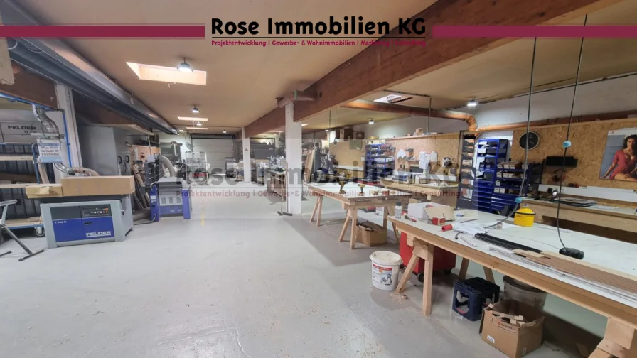 HallehintenTor2 - Halle/Lager/Produktion mieten in Bad Oeynhausen - ROSE IMMOBILIEN KG: Lagerhalle mit 2 Sektionaltoren nahe der BAB 30 und BAB2!!