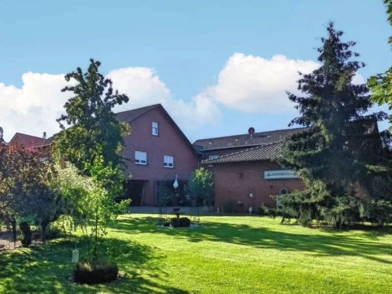 Mehrfamilienhaus mit Gewerbe - Haus kaufen in Petershagen - Mehrgenerationenhaus mit großer PV-Anlage