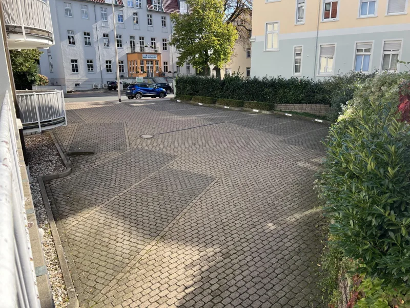 Parkflächen vorne