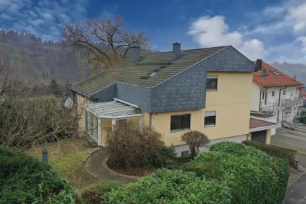 Strassenansicht - Haus kaufen in Gernsbach - Zeitloses Architektenhaus mit Einliegerwohnung 