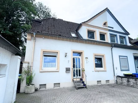 Hausansicht - Haus kaufen in Essen / Schonnebeck - Gemütliche Doppelhaushälfte im beliebten Essen-Schonnebeck für die kleine Familie