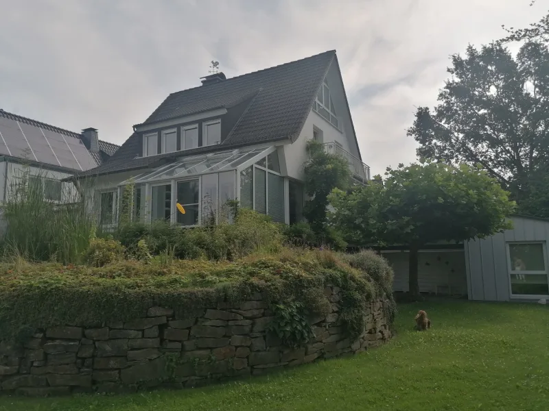 Hausansicht Rückseite - Haus kaufen in Warstein / Hirschberg - Idyllisch gelegenes Einfamilienhaus in Warstein-Hirschberg mit einem unverbaubaren Ausblick