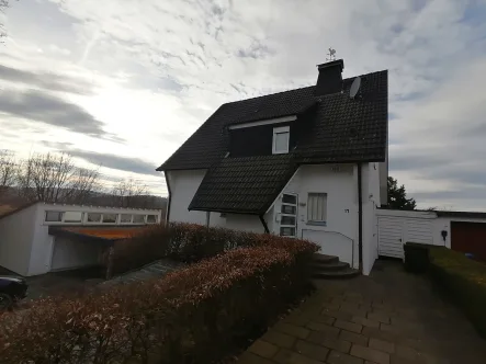 Haus-Frontansicht - Haus kaufen in Warstein / Hirschberg - Warstein - OT Hirschberg -- ansprechendes Einfamilienhaus mit eigenem Atelier und Panoramablick