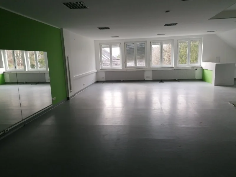 Großraum-Variante - Haus mieten in Olsberg - Große Räumlichkeiten im ehemaligen Klinikgebäude in idyllischer Lage in Olsberg zur Vermietung - ideal für Yoga, Tanzen oder Artelier