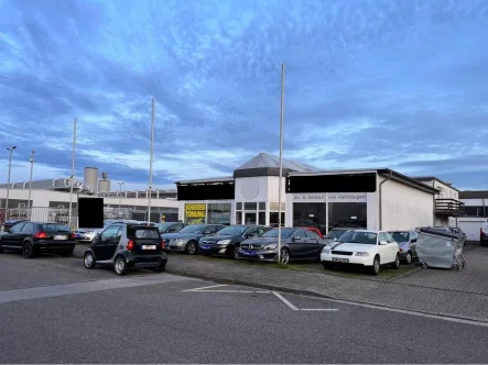 Autohaus mit Werkstatt und Wohnung - Halle/Lager/Produktion kaufen in Moers - Autohaus mit Werkstatt und 102 qm Wohnung in Moers!