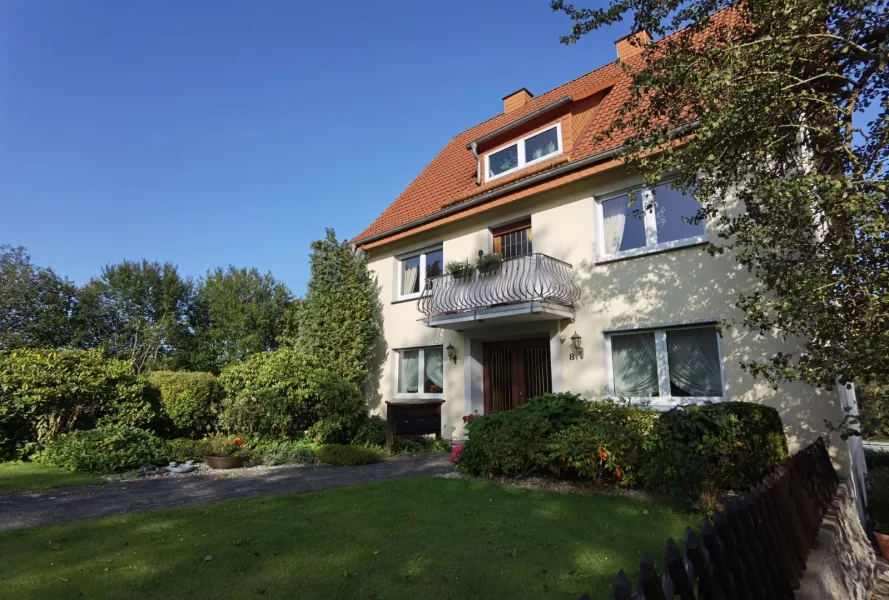 Hausansicht Vorderansicht - Haus kaufen in Rüthen / Kallenhardt - Mehrfamilienhaus mit Blick in die Natur