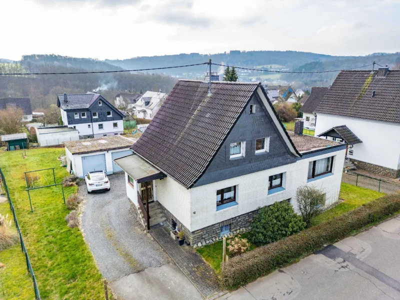Ansicht - Haus kaufen in Wiehl - Charmantes Einfamilienhaus mit Baugrundstück und Einliegerwohnung in Oberwiehl