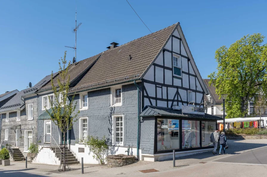 Ansicht - Haus kaufen in Nümbrecht - Modernisiertes Wohn- und Geschäftshaus in Nümbrecht-Zentrum