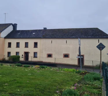 Vorderansicht - Haus kaufen in Mettendorf - Charmantes Häuschen mit großen Nebengebäuden, sofort frei! L-Echternach 20 min