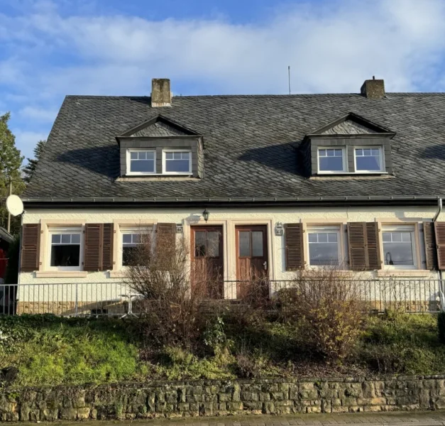 Titelbild - Haus kaufen in Ralingen an der Sauer - Attraktives Zweiparteienhaus im Grenzort - Ralingen-Ideal geeignet für Eigentum oder Kapitalanlage!