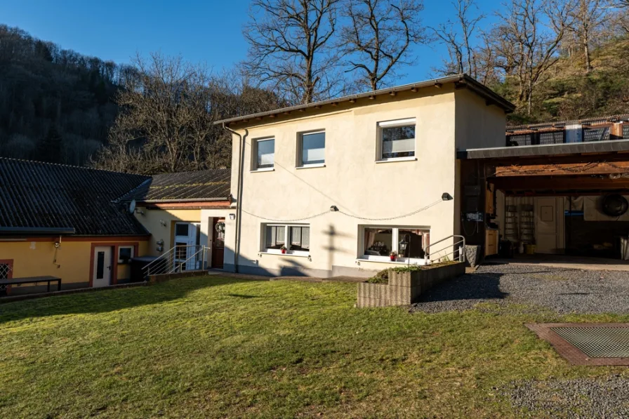 Wohnhaus - Haus kaufen in Neuerburg - Attraktives Einfamilienhaus mit großer Gewerbeeinheit. :)