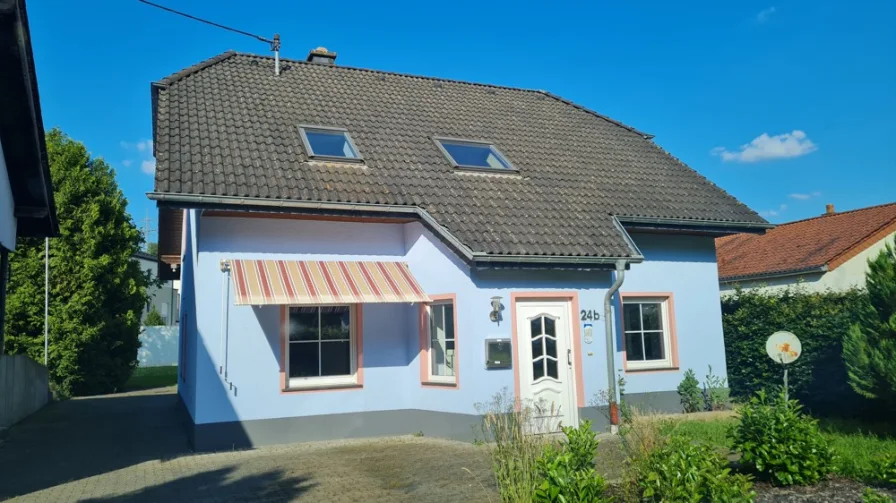 Vorderansicht - Haus kaufen in Mettendorf - Gemütliches Familienhaus mit Doppelgarage und Wiese.