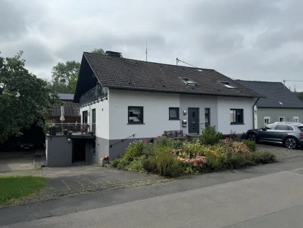 Seitenansicht - Haus kaufen in Nimshuscheid - Gemütliches Familienhaus mit Einliegerwohnung und mit Pferdestall! - nur 5min bis zur A60!