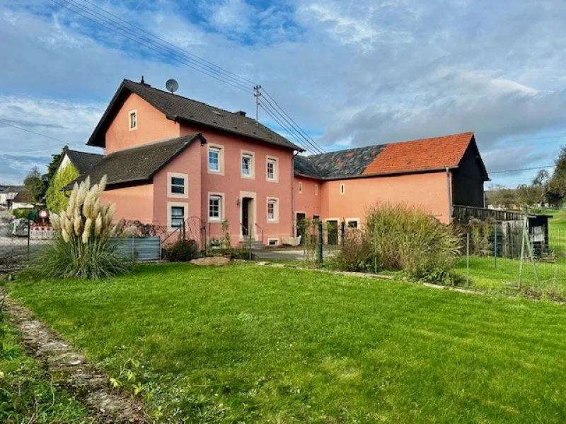 Ansicht - Haus kaufen in Bettingen - Charmantes Bauernhaus mit Nebengebäuden und schönem Garten.