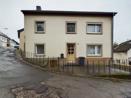 Vorederansicht - Haus kaufen in Bettingen - Familienhaus mit großem Inneren und kleinem Garten in ruhiger Lage.