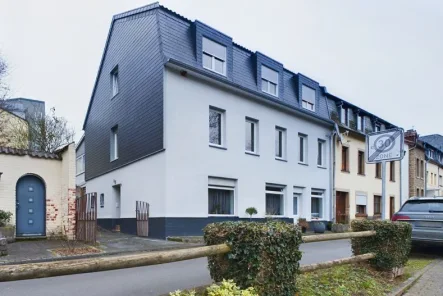 Vorderansicht Bollendorf - Haus kaufen in Bollendorf - Kapitalanlage oder Eigennutzung mit Mieteinnahmen!- Saniertes 3-Parteien-Haus in Bollendorf!