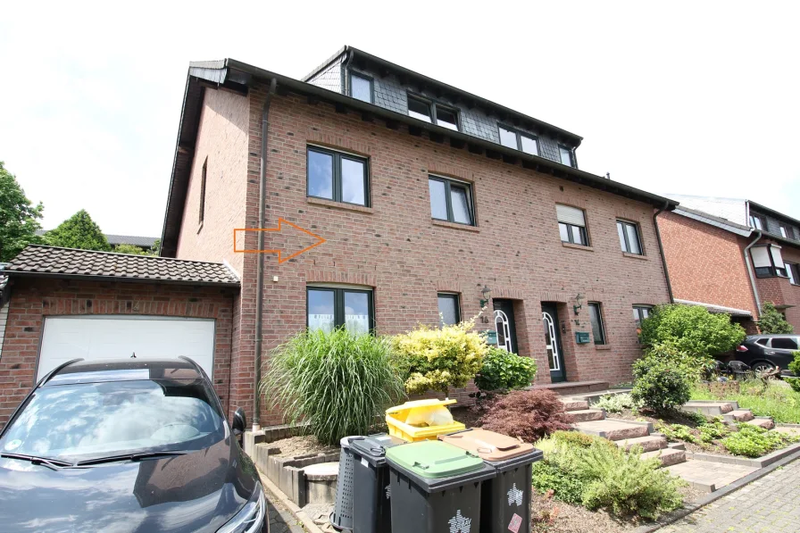 Frontansichtrechts.jpg - Haus kaufen in Odenthal - Vermietete DHH als Zweifamilienhaus mit Garage in bevorzugter Wohnlage von Odenthal-Blecher 