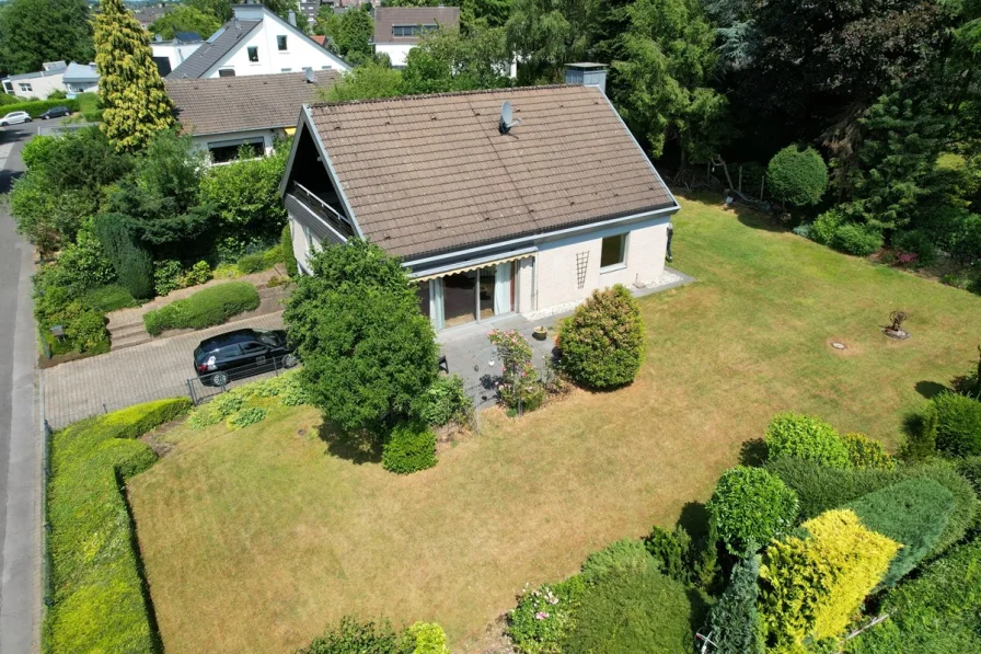 Drohne seitlich - Haus kaufen in Odenthal / Glöbusch - EFH mit traumhaftem Fernblick u. Doppelgarage in ruhiger Wohnlage von Odenthal