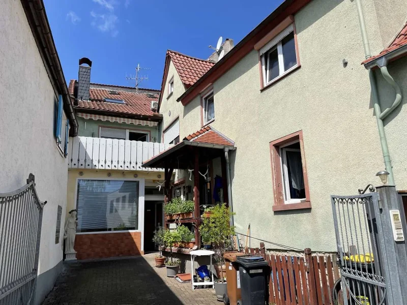 Hausansicht mit Hof - Haus kaufen in Oppenheim - ImmobilienPunkt*** Einfamilienhaus im Herzen der Altstadt - Sofortbezug möglich