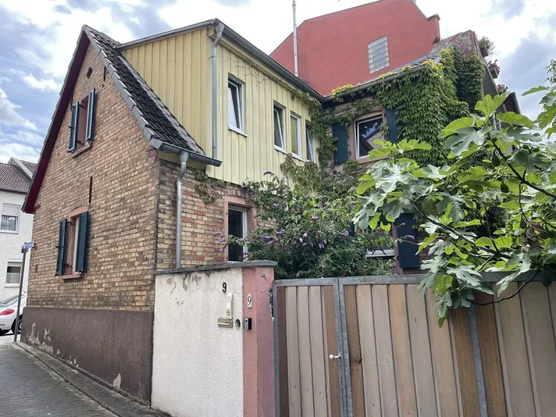 Hausansicht mit Hoftor - Haus kaufen in Bodenheim - ImmobilienPunkt*** Charmante Hofreite für Liebhaber