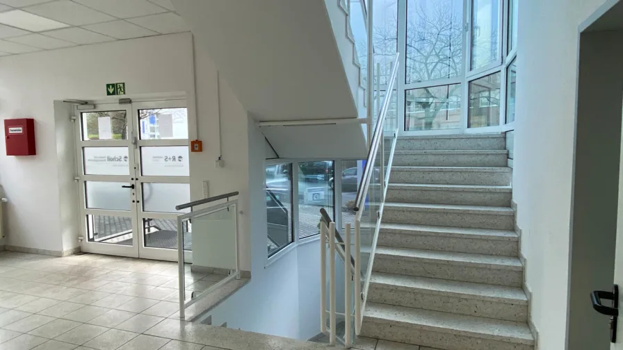 Eingangsbereich/Voyer mit verglastem Treppenhaus  im Erdgeschoss als Verbindung zu allen Etagen