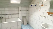 Badezimmer mit Badewanne im Hausanbau im OG mit...