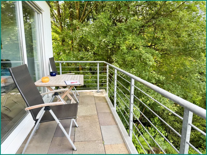 Der Balkon mit Markise und Panoramablick ist vom Wohnzimmer zugänglich