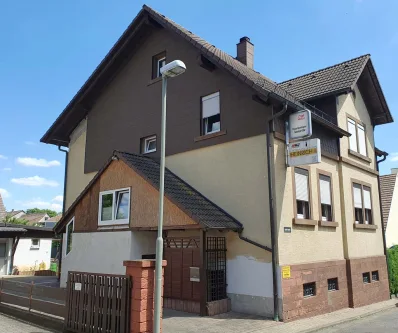 Frontansicht - Haus kaufen in Otterbach  - Wohnhaus mit variablen Möglichkeiten