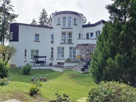 Rückseite - Haus kaufen in Altenglan  - Außergewöhnliches Architektenhaus mit komplett umzäuntem Grundstück 