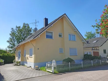 Frontansicht - Haus kaufen in Ramstein-Miesenbach - Zweifamilienhaus mit ELW, in einer Seitenstraße der Gemeinde Ramstein 