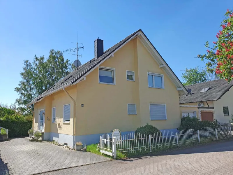 Frontansicht - Haus kaufen in Ramstein-Miesenbach - Zweifamilienhaus mit ELW, in einer Seitenstraße der Gemeinde Ramstein 