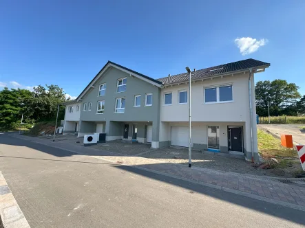 Aussenansicht - Haus kaufen in Otterberg - Unterkellertes Reihenmittelhaus mit Garage in Neubaugebiet von Otterberg ! 