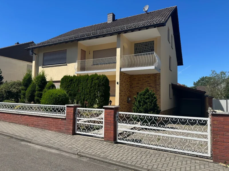 Front - Haus kaufen in Ramstein-Miesenbach - Geräumiges Einfamilienhaus in guter Lage der Stadt Ramstein