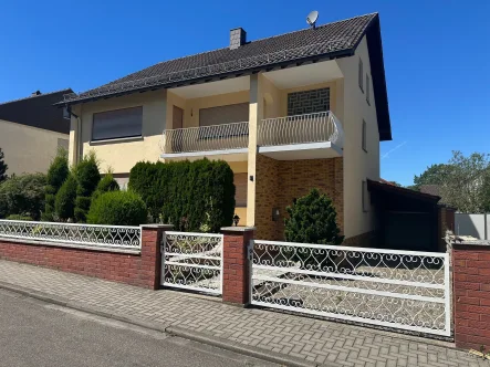 Front - Haus kaufen in Ramstein-Miesenbach - Geräumiges Einfamilienhaus in guter Lage der Stadt Ramstein