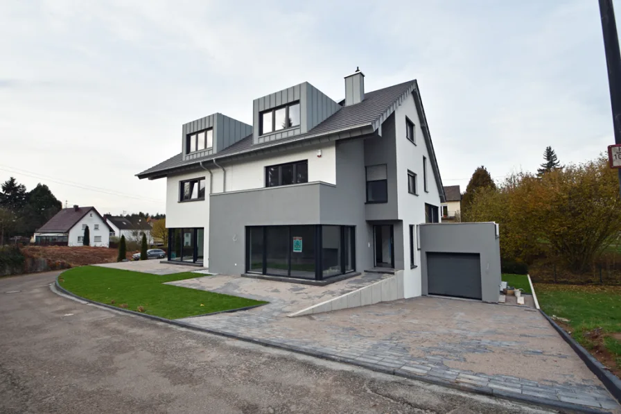 Frontansicht - Haus kaufen in Trippstadt - Moderne, architektonisch außergewöhnlich gebaute Doppelhaushälfte in sonniger Lage!