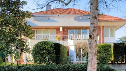 Balkonseite - Wohnung kaufen in Düsseldorf - Düsseldorf-Angermund: Elegante Drei-Raum-Wohnung mit großem Balkon